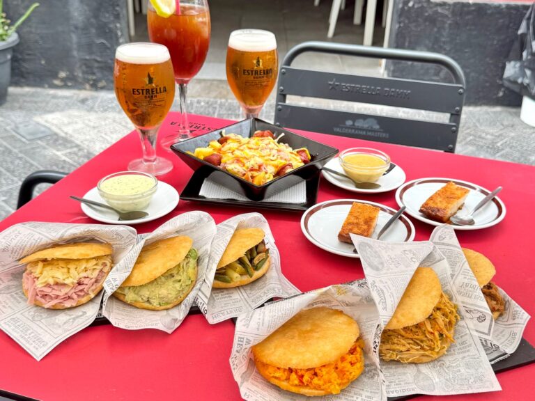 2 Arepas + Salchipapas + 2 Postres Caseros + 2 Bebidas + Salsas