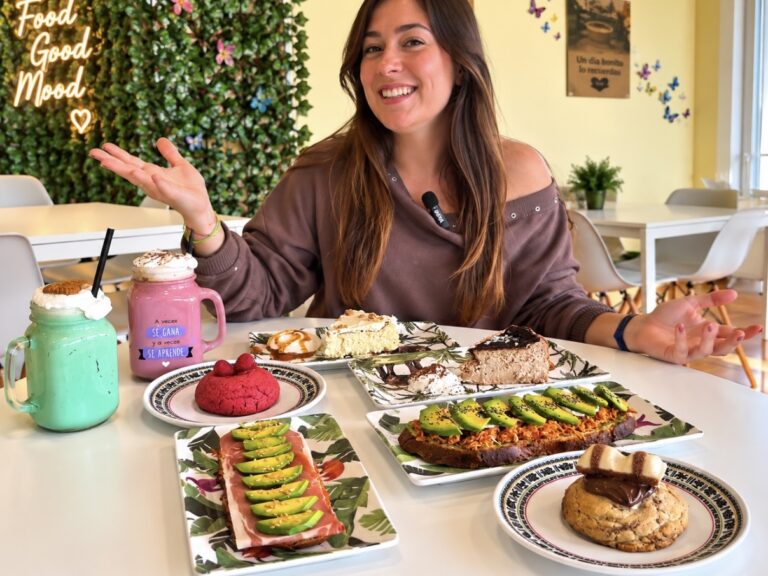 Completo Desayuno para 2 con 2 Bebidas + 2 Tostas XL + 2 Galletas Rellenas + 2 Porciones de Tarta
