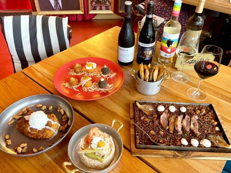 Arroz de Secreto Ibérico + 3 Entrantes + 1 Botella de Vino + Postre en Farándula