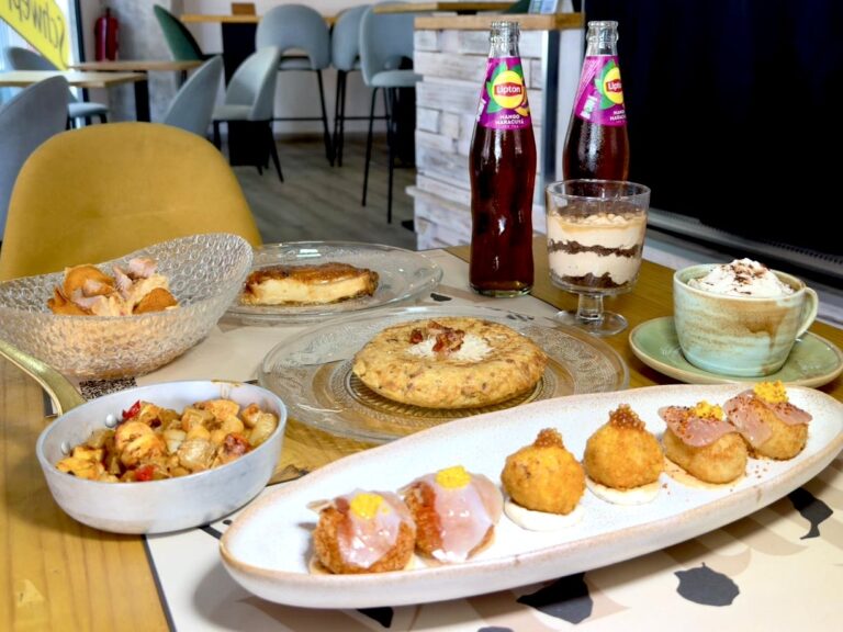 Exclusivo menú para 2 con 2 Entrantes + 3 Tapas Grandes + 2 Postres + 2 Bebidas